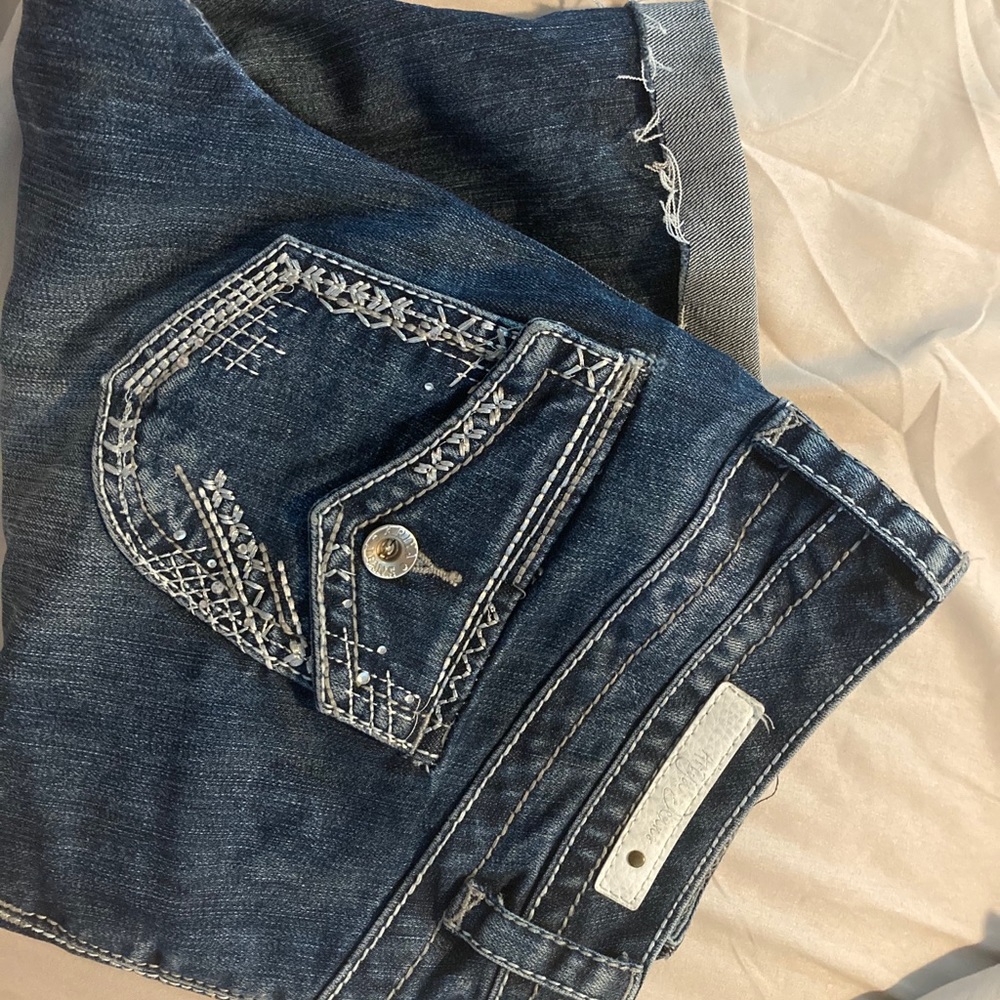 Ariya Jean shorts hit above knee size 7/8